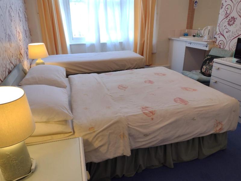 Triple Room with Private External Bathroom image 2