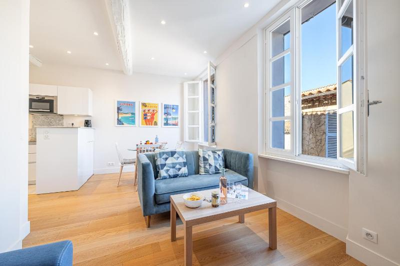 Apartment Matisse 100m Near The Sea - Happy Rentals - image 16