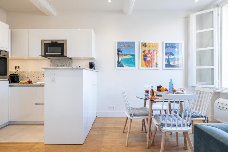 Apartment Matisse 100m Near The Sea - Happy Rentals - image 7
