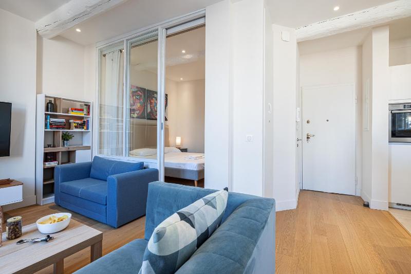 Apartment Matisse 100m Near The Sea - Happy Rentals - image 14