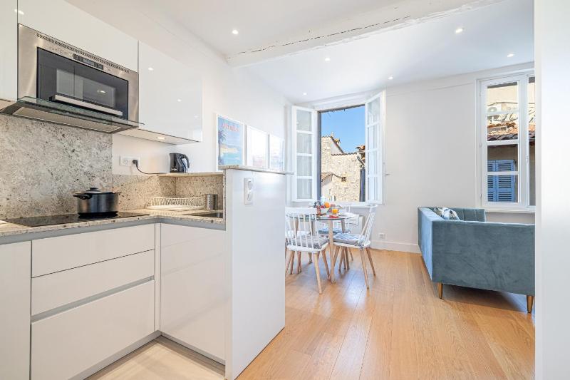 Apartment Matisse 100m Near The Sea - Happy Rentals - image 12