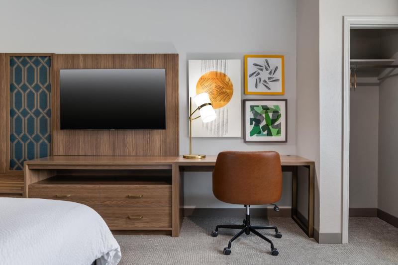 Standard King Room image 4