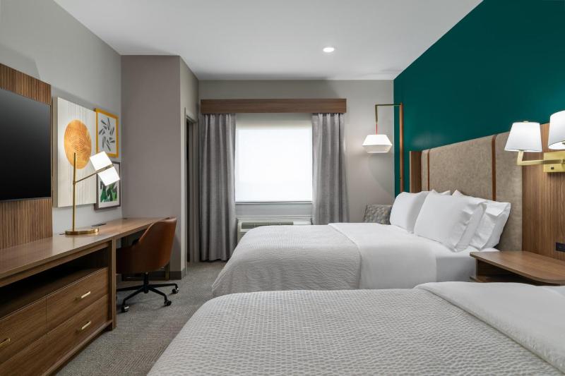 Queen Room with Two Queen Beds - Hearing Accessible/Non-Smoking image 4