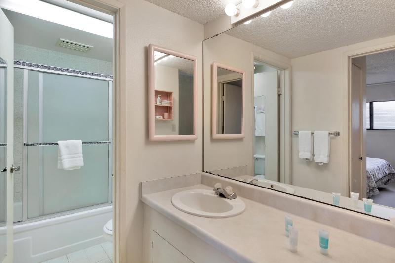 One-Bedroom with Ocean View image 2