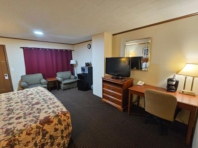 Queen Room with Two Queen Beds image 2