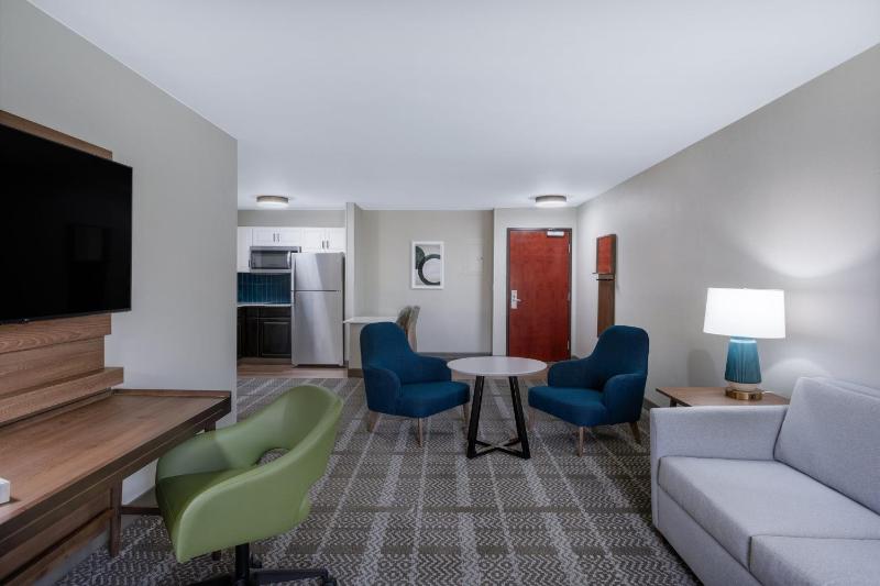 One-Bedroom Suite with Sofa Bed image 3