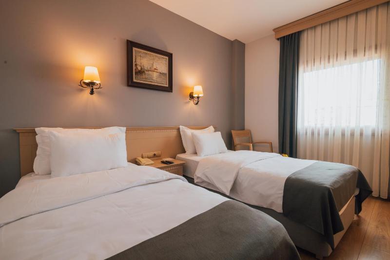 Deluxe Double or Twin Room with Sea View image 1
