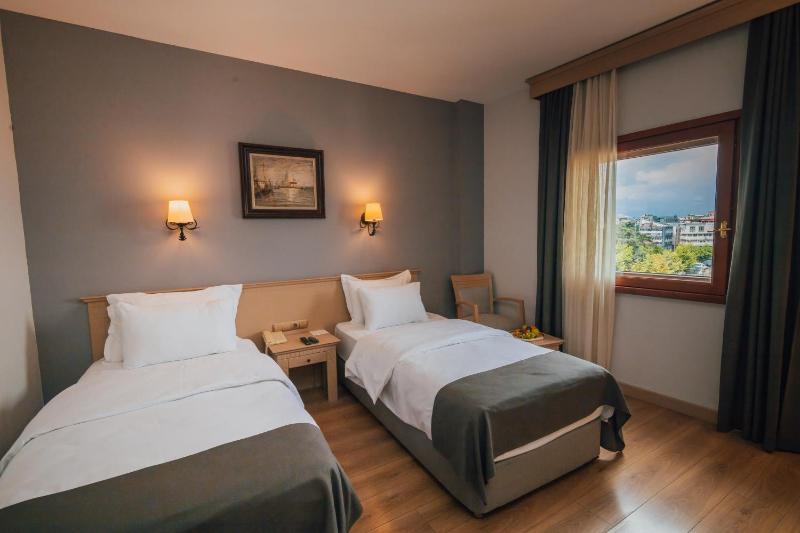 Deluxe Double or Twin Room with Sea View image 4