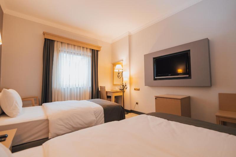 Deluxe Double or Twin Room with Sea View image 2