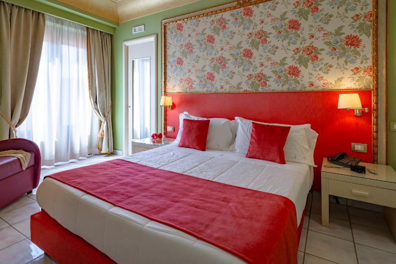 Double Room image 4