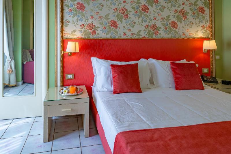 Double Room image 3