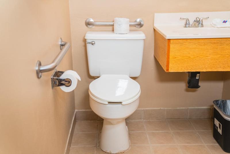 Queen Room - Disability Access - Non-Smoking image 3