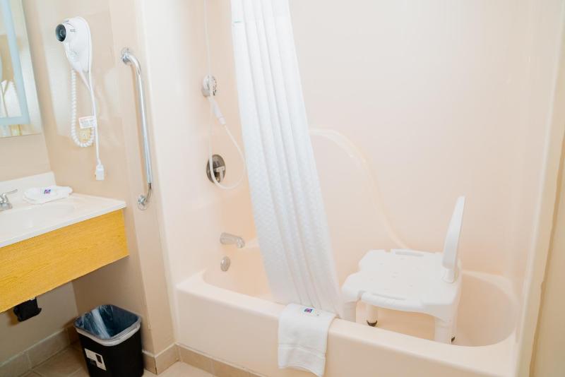 Queen Room - Disability Access - Non-Smoking image 2