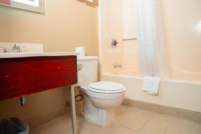 Queen Room - Non-Smoking image 3