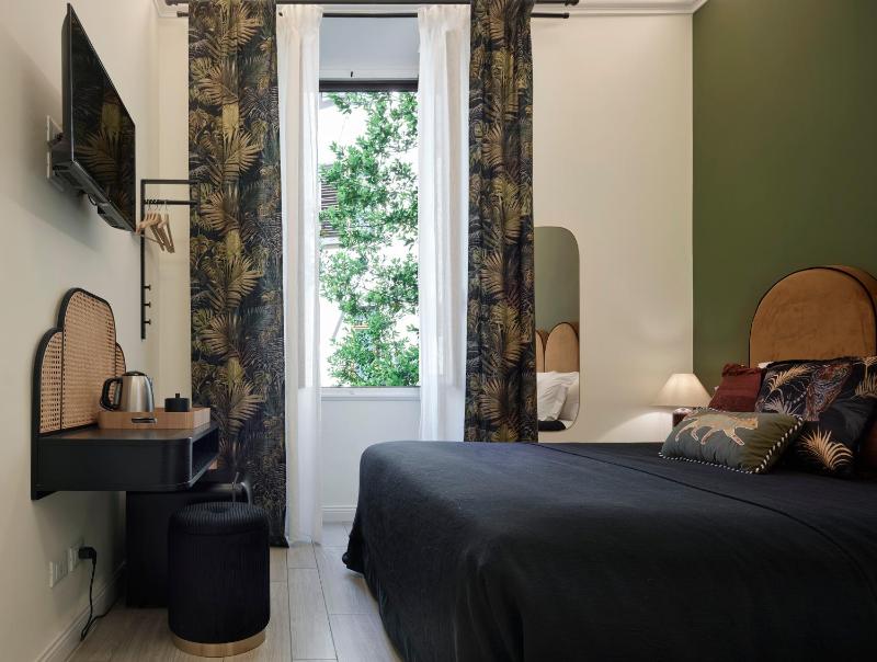 Small Double Room image 4