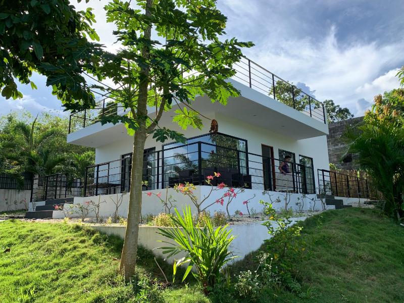 Designer Villa in beautiful garden with pool - image 1