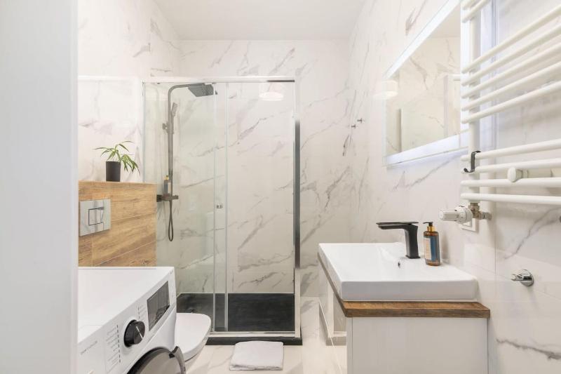 Prestigious & Classy Apartment Next To The Metro Station by Noclegi Renters - image 10