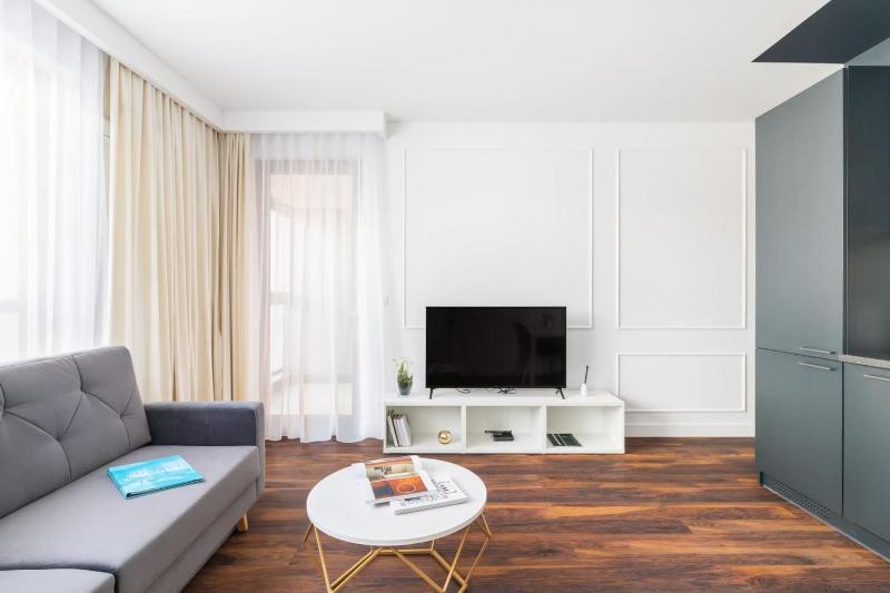 Prestigious & Classy Apartment Next To The Metro Station by Noclegi Renters - image 1