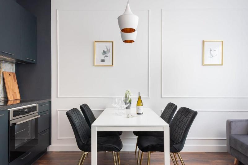 Prestigious & Classy Apartment Next To The Metro Station by Noclegi Renters - image 12