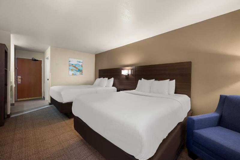 Queen Room with Two Queen Beds image 4