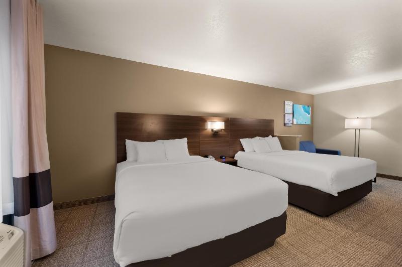 Queen Suite with Sofa Bed image 3