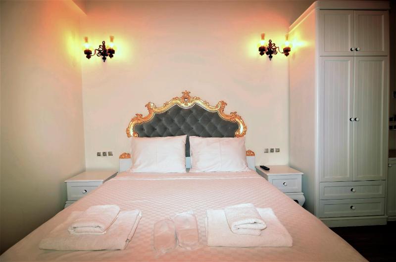 Deluxe King Room image 2