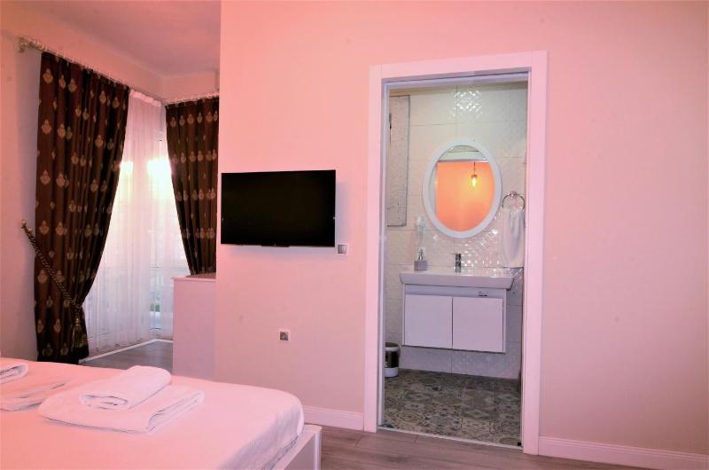 Deluxe King Room image 3