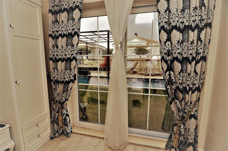 Triple Room with Pool View image 3