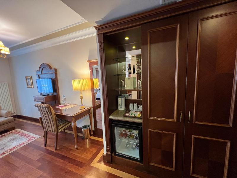 Deluxe Queen Suite image 4