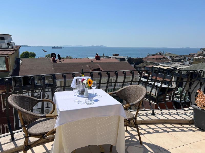 Double Room with Balcony image 3