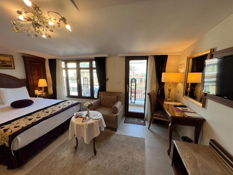 Double Room with Balcony image 2