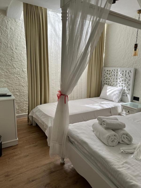Superior Triple Room image 4