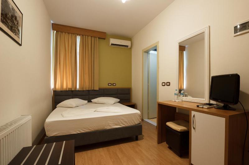 Single Room with Bathroom image 3