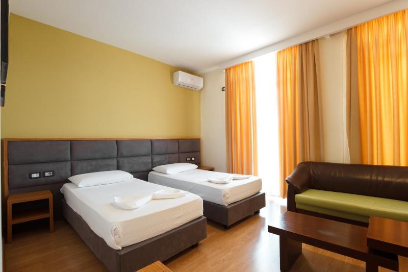 Standard Triple Room image 4