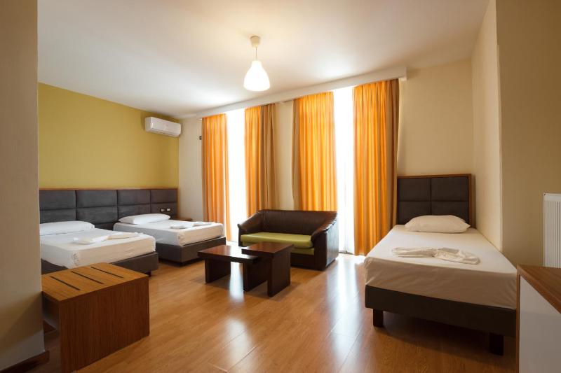 Standard Triple Room image 3