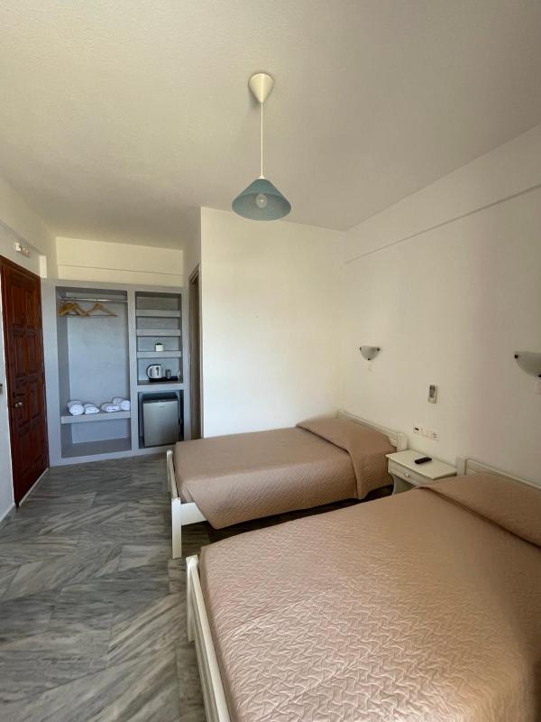 Twin Room image 3
