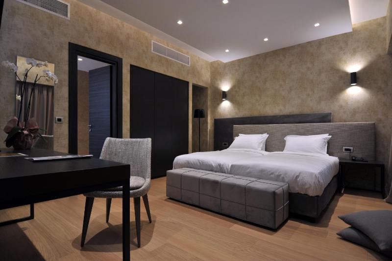 Deluxe Double or Twin Room image 4