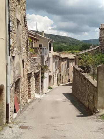 Grande maison en pierre au coeur du village provençal du XIe siecle 10 personnes Images