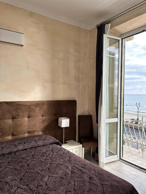 Double Room with Sea View and Balcony image 4
