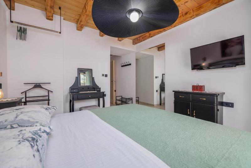 Villa Melary with Pool and Jacuzzi - image 32