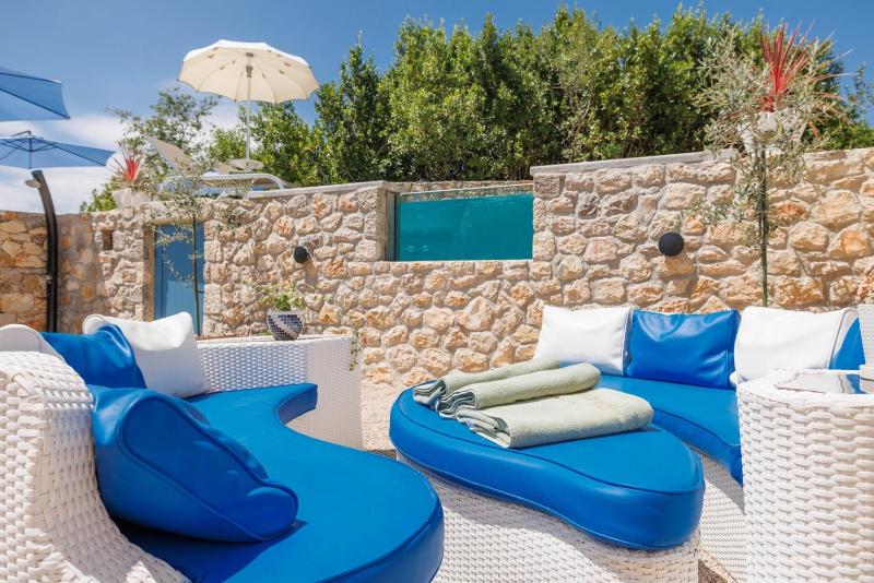 Villa Melary with Pool and Jacuzzi - image 31