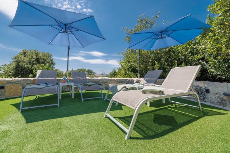 Villa Melary with Pool and Jacuzzi - image 4