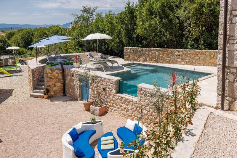 Villa Melary with Pool and Jacuzzi - image 2