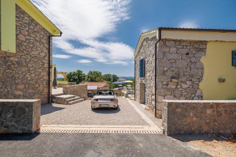 Villa Melary with Pool and Jacuzzi - image 7