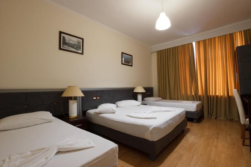 Standard Triple Room image 2