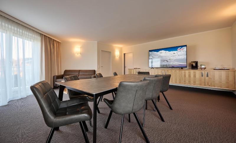 Junior Suite with Balcony image 4