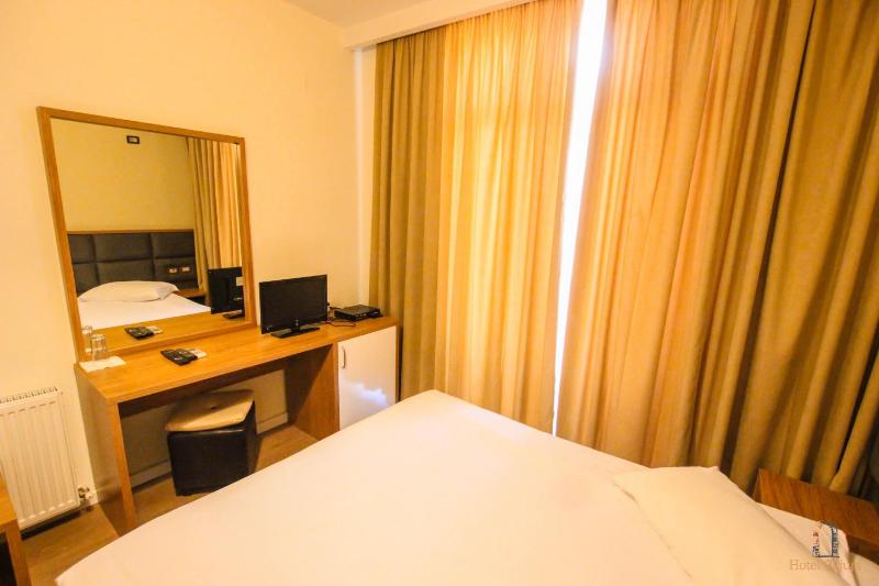 Single Room with Bathroom image 2