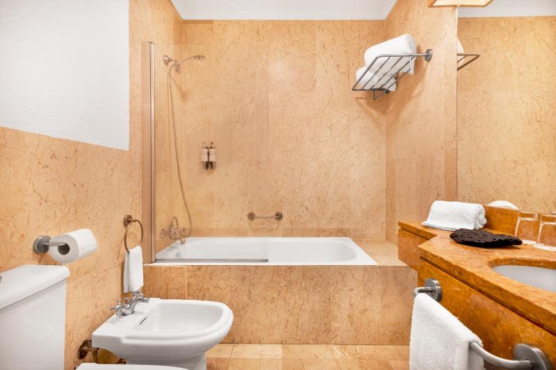 Double or Twin Room with City View image 4