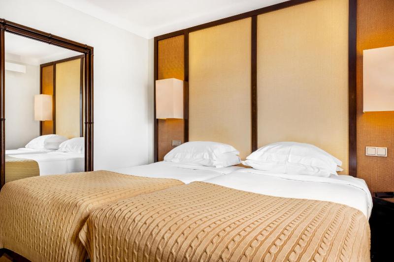 Double or Twin Room with City View image 3