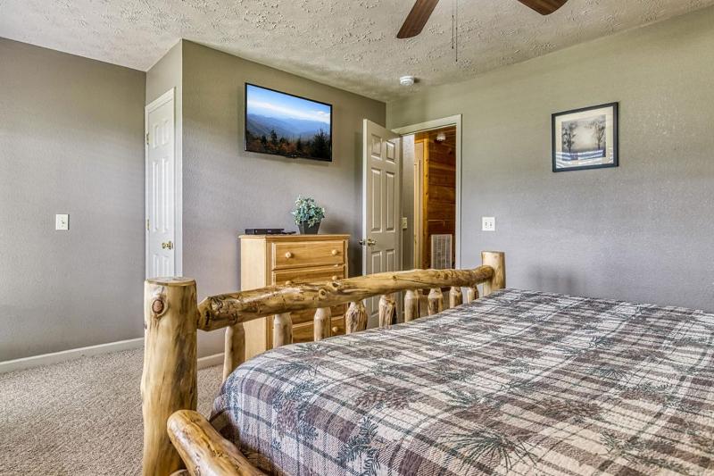 Great Smoky View Panoramic View FREE tickets for each paid day Hot Tub WIFI!!! - image 23